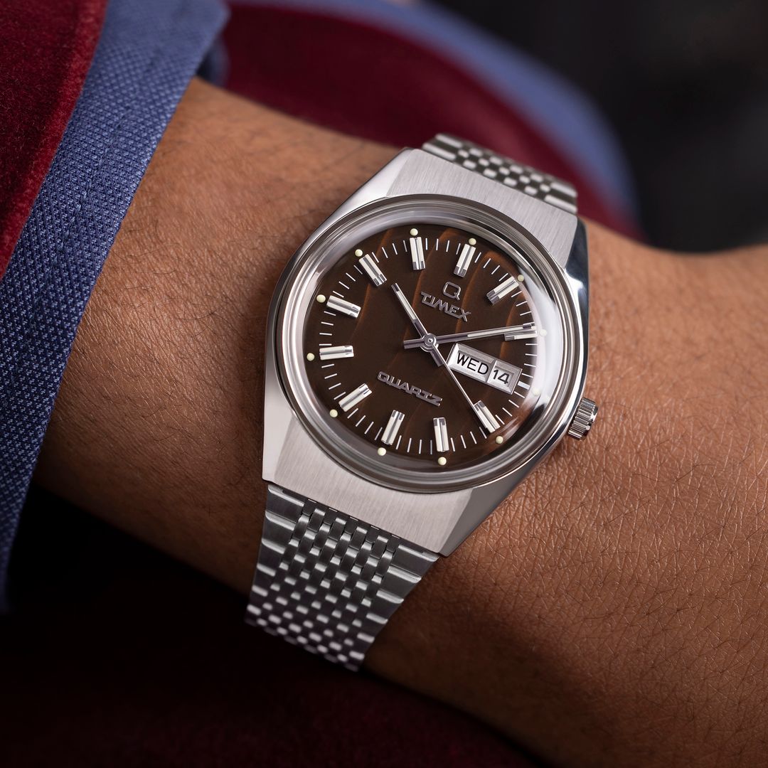 Zegarek męski Timex z brązową tarczą z indeksami i wskazówkami w srebrnym kolorze oraz zaokrągloną kopertą ze stali